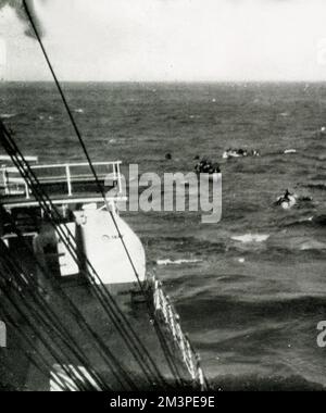 WW1 - Une vue de RMS 'Falaba' capturant le moment où certains des huit bateaux de la 'Falaba' sont arrivés dans l'eau, ou ont été jetés. Tandis que d'autres étaient abaissés, le sous-marin allemand fut torpillé de nouveau 'Falaba'. Les bateaux ont chaviré et les passagers ont été jetés dans la mer. Date: 1915 Banque D'Images