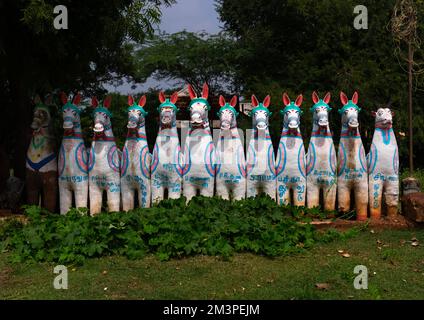 Des chevaux en terre cuite sont offerts au dieu Aiyanar, Tamil Nadu, Karaikudi, Inde Banque D'Images