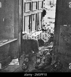 Patrouille de jour dans Albert - sauvetage des blessés, première Guerre mondiale Banque D'Images