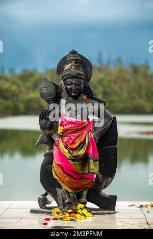 Grand bassin est un lieu de méditation, de prière et de détente. Célèbre destination touristique sur l'île Maurice. Plus de statue de dieux hidu dans ce p Banque D'Images