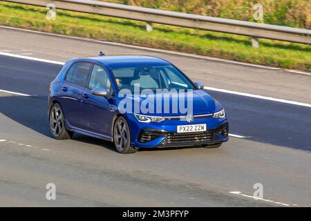 2022 Blue VW VOLKSWAGEN GOLF R TSI 4MOTION S-A 1984cc essence ; sur l'autoroute M6, Royaume-Uni Banque D'Images