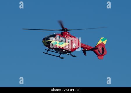 Ascot, Berkshire, Royaume-Uni. 16th décembre 2022. Suite à un grave accident de la route ce matin à Ascot High Street, la police de la vallée de la Tamise a depuis confirmé qu'une femme de 91 ans, qui était un piéton en collision avec une camionnette blanche, avait été conduite à l'hôpital mais qu'elle était malheureusement décédée. Aucune arrestation n'a été effectuée. La police de Thames Valley, les équipes d'ambulance d'urgence et les équipes de soins intensifs de Thames Valley Air Ambulance étaient présentes. Une partie de High Street est restée fermée cet après-midi alors que la police et les équipes d'enquête sur les accidents sont restées sur les lieux. Credit: Alamy Live News Banque D'Images