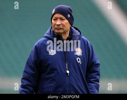 Photo du dossier datée du 17-10-2020 de l'entraîneur d'Angleterre Eddie Jones pendant la séance d'entraînement à Twickenham, Londres. L'entraîneur-chef d'Angleterre Eddie Jones et son homologue du pays de Galles Wayne Pivac ont perdu leur emploi à 24 heures d'intervalle, l'Irlande a revendiqué un triomphe historique de la série Test contre les All Blacks en Nouvelle-Zélande, tandis que les clubs de Premiership de Gallagher Wasps et Worcester sont entrés en administration. Date de publication : vendredi 16 décembre 2022. Banque D'Images