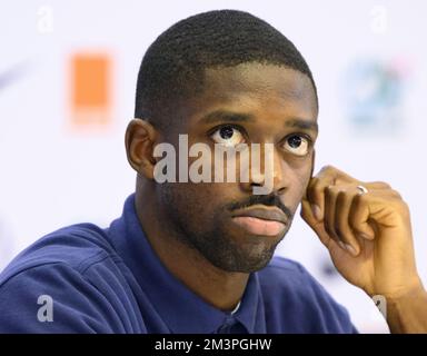 Doha, Qatar. 16th décembre 2022. Football: Coupe du monde, avant la finale Argentine - France, conférence de presse France au stade Al Sadd SC. Ousmane Dembélé, en France, est sur le podium. Crédit : Robert Michael/dpa/Alay Live News Banque D'Images