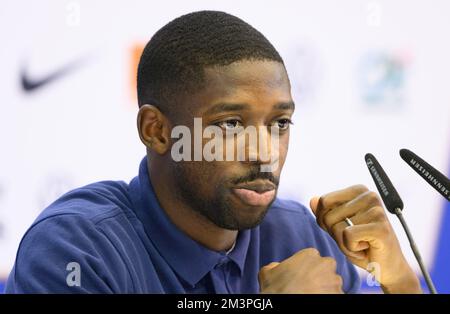 Doha, Qatar. 16th décembre 2022. Football: Coupe du monde, avant la finale Argentine - France, conférence de presse France au stade Al Sadd SC. Ousmane Dembélé, en France, est sur le podium. Crédit : Robert Michael/dpa/Alay Live News Banque D'Images