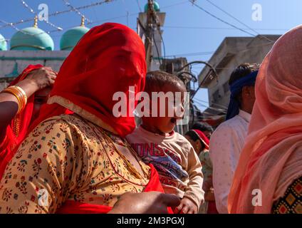 Rajasthani femme avec son bébé dans les bras, Rajasthan, Pushkar, Inde Banque D'Images