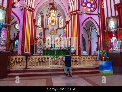 Homme indien priant dans la basilique du Sacré-cœur de Jésus, Puducherry, Pondichéry, Inde Banque D'Images