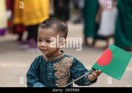 Dhaka, Bangladesh. 16th décembre 2022. Un enfant porte le drapeau national du Bangladesh lors de la célébration du jour de la victoire. Le Bangladesh célèbre l'anniversaire de sa victoire glorieuse sur les forces d'occupation pakistanaises en 1971. Le 16 décembre 1971, la nation a atteint son indépendance après une guerre de libération de neuf mois. Crédit : SOPA Images Limited/Alamy Live News Banque D'Images