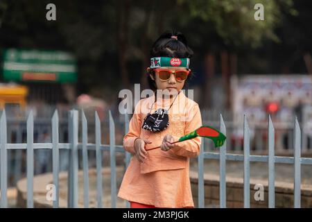 Dhaka, Bangladesh. 16th décembre 2022. Un enfant porte le drapeau national du Bangladesh lors de la célébration du jour de la victoire. Le Bangladesh célèbre l'anniversaire de sa victoire glorieuse sur les forces d'occupation pakistanaises en 1971. Le 16 décembre 1971, la nation a atteint son indépendance après une guerre de libération de neuf mois. (Photo de Sazzad Hossain/SOPA Images/Sipa USA) crédit: SIPA USA/Alay Live News Banque D'Images