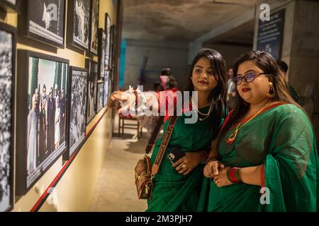 Dhaka, Bangladesh. 16th décembre 2022. Les jeunes filles du Bangladesh ont vu les portraits au musée de l'indépendance pendant la célébration du jour de la victoire. Le Bangladesh célèbre l'anniversaire de sa victoire glorieuse sur les forces d'occupation pakistanaises en 1971. Le 16 décembre 1971, la nation a atteint son indépendance après une guerre de libération de neuf mois. (Photo de Sazzad Hossain/SOPA Images/Sipa USA) crédit: SIPA USA/Alay Live News Banque D'Images