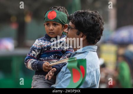 Dhaka, Bangladesh. 16th décembre 2022. Un enfant porte le drapeau national du Bangladesh lors de la célébration du jour de la victoire. Le Bangladesh célèbre l'anniversaire de sa victoire glorieuse sur les forces d'occupation pakistanaises en 1971. Le 16 décembre 1971, la nation a atteint son indépendance après une guerre de libération de neuf mois. (Photo de Sazzad Hossain/SOPA Images/Sipa USA) crédit: SIPA USA/Alay Live News Banque D'Images