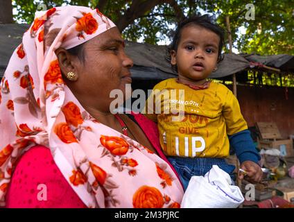 Mère Rajasthani avec son enfant dans les bras, Rajasthan, Jaipur, Inde Banque D'Images