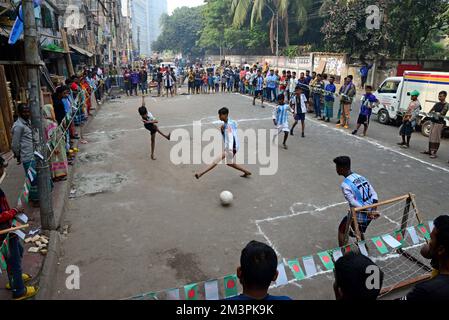 Les enfants portant un maillot en Argentine et en France jouent au football dans la rue lors du tournoi de la coupe du monde de la FIFA au Qatar, à Dhaka, au Bangladesh, sur 16 décembre 2022 Credit: Mamunur Rashid/Alamy Live News Banque D'Images