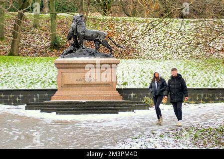 Glasgow, Écosse, Royaume-Uni 16th décembre 2022. Météo au Royaume-Uni : les températures glaciales ont vu de fortes chutes de neige saluer les habitants d'un parc de Kelvingrove, tandis qu'ils se réveillaient pour trouver une épaisse couverture sur la ville. Crédit Gerard Ferry/Alay Live News Banque D'Images