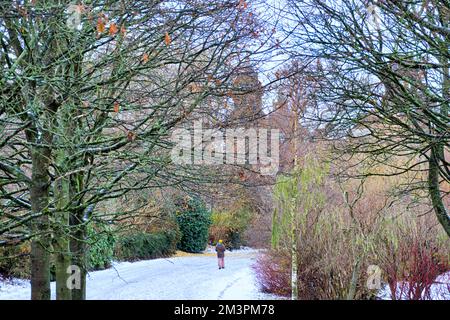 Glasgow, Écosse, Royaume-Uni 16th décembre 2022. Météo au Royaume-Uni : les températures glaciales ont vu de fortes chutes de neige saluer les habitants d'un parc de Kelvingrove, tandis qu'ils se réveillaient pour trouver une épaisse couverture sur la ville. Crédit Gerard Ferry/Alay Live News Banque D'Images