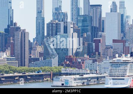 Mercedes House est une tour de 32 étages dans la section Hell's Kitchen de Manhattan. Les appartements de location et d'appartement s'élèvent au-dessus d'une salle d'exposition Mercedes-Benz. Banque D'Images