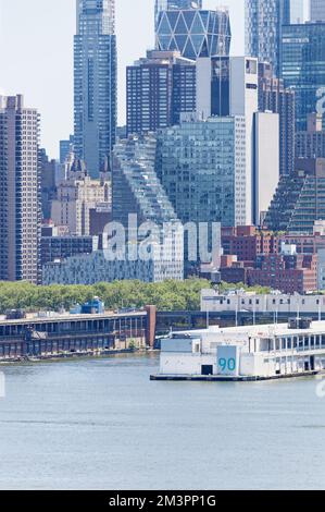 Mercedes House est une tour de 32 étages dans la section Hell's Kitchen de Manhattan. Les appartements de location et d'appartement s'élèvent au-dessus d'une salle d'exposition Mercedes-Benz. Banque D'Images