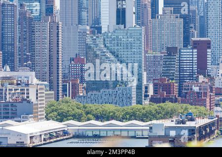 Mercedes House est une tour de 32 étages dans la section Hell's Kitchen de Manhattan. Les appartements de location et d'appartement s'élèvent au-dessus d'une salle d'exposition Mercedes-Benz. Banque D'Images