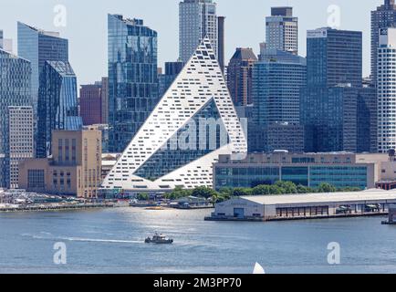 LA VIA 57 West est un « grattoir » résidentiel de 34 étages conçu par le groupe Bjarke Ingels (BIG). La forme tétraédrique creuse est unique à New York. Banque D'Images