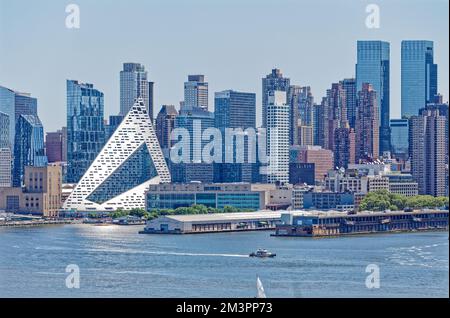 LA VIA 57 West est un « grattoir » résidentiel de 34 étages conçu par le groupe Bjarke Ingels (BIG). La forme tétraédrique creuse est unique à New York. Banque D'Images