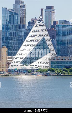 LA VIA 57 West est un « grattoir » résidentiel de 34 étages conçu par le groupe Bjarke Ingels (BIG). La forme tétraédrique creuse est unique à New York. Banque D'Images