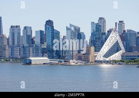 LA VIA 57 West est un « grattoir » résidentiel de 34 étages conçu par le groupe Bjarke Ingels (BIG). La forme tétraédrique creuse est unique à New York. Banque D'Images