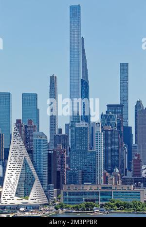 LA VIA 57 West est un « grattoir » résidentiel de 34 étages conçu par le groupe Bjarke Ingels (BIG). La forme tétraédrique creuse est unique à New York. Banque D'Images