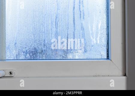 Condensation sur la fenêtre à l'intérieur de la maison. Banque D'Images