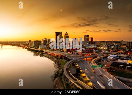 Une photo aérienne du pont de Louisville, KY, avec la rivière Ohio au lever du soleil Banque D'Images