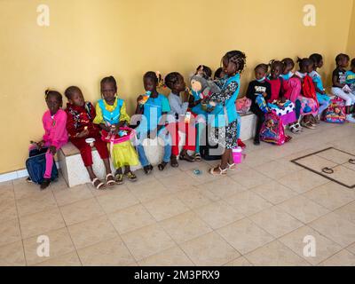 MBOUR, SÉNÉGAL - JANVIER CIRCA, 2021. Petits enfants noirs mignons non identifiés les enfants avec des uniformes sont assis sur un banc dans leur école primaire. Vin Banque D'Images