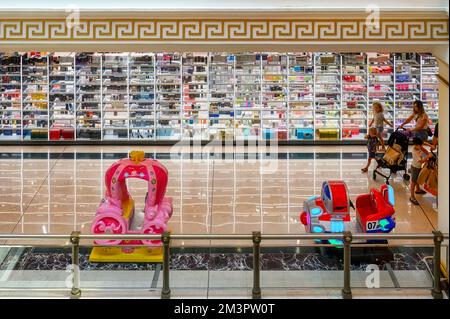 Plaza Mar 2 centre commercial à Alicante, Espagne: Une exposition de marchandises et des machines à sous pour enfants ou des jouets dans le couloir. Banque D'Images