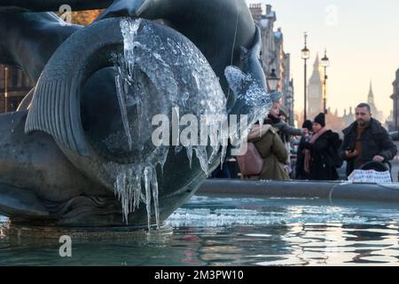 Trafalgar Square, Londres, Royaume-Uni. 16 décembre 2022. UK Météo : fontaines carrées de trafalgar, gelées. Conditions de gel à Londres. Crédit : Matthew Chattle/Alamy Live News Banque D'Images