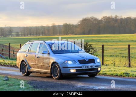 Middleshaw, Écosse - 05 décembre 2022 : 2009 voiture officielle du domaine de la Skoda pour la fin du héros le Jog Land à l'essai de fiabilité John O'Groats Banque D'Images