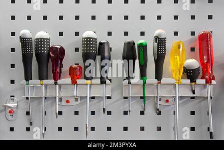 Tournevis accrochés au panneau d'outils Banque D'Images