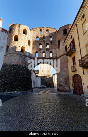 Porta Savoia, porte romaine bien conservée (Porta Civitatis) avec deux tours (3rd ans après J.-C.) de l'ancien Segusium, aujourd'hui Susa, Piémont, Italie Banque D'Images