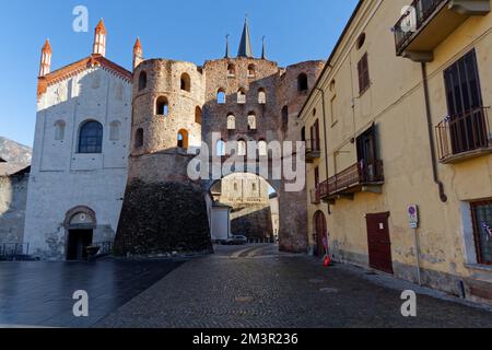 Porta Savoia, porte romaine bien conservée (Porta Civitatis) avec deux tours (3rd ans après J.-C.) de l'ancien Segusium, aujourd'hui Susa, Piémont, Italie Banque D'Images