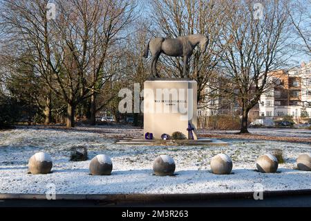 Ascot, Berkshire, Royaume-Uni. 16th décembre 2022. Neige au War Horse Memorial à Ascot. Crédit : Maureen McLean/Alay Live News Banque D'Images