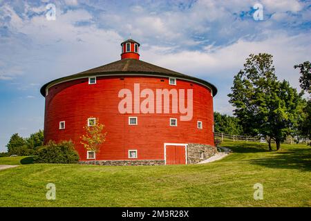 Une ancienne grange ronde rouge au musée Shelburne à Shelburne, dans le Vermont Banque D'Images