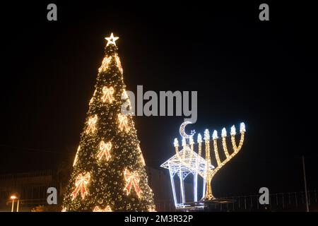 Arbre de Noël, Hanoukkah et Ramadan dans une composition extérieure décorative. Banque D'Images