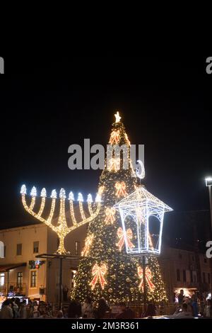 15 décembre 2022, Haïfa, Israël : rues décorées près de la colonie allemande et du quartier arabe de Wadi Nisnas. Banque D'Images