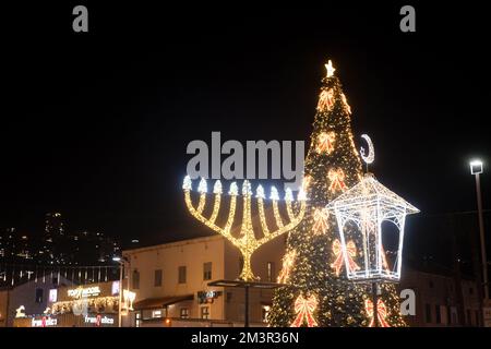 15 décembre 2022, Haïfa, Israël : rues décorées près de la colonie allemande et du quartier arabe de Wadi Nisnas. Banque D'Images