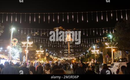 15 décembre 2022, Haïfa, Israël : rues décorées près de la colonie allemande et du quartier arabe de Wadi Nisnas. Banque D'Images