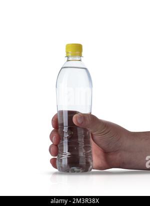 petite bouteille en plastique avec eau à la main isolée sur fond blanc Banque D'Images