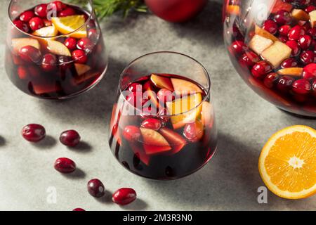 Sangria au vin rouge d'hiver maison avec pomme et canneberge Banque D'Images
