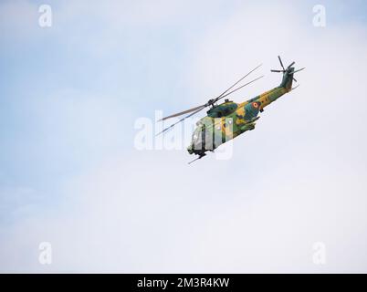 Armée de l'air roumaine et service public IAR 330 hélicoptère contre ciel bleu. Banque D'Images
