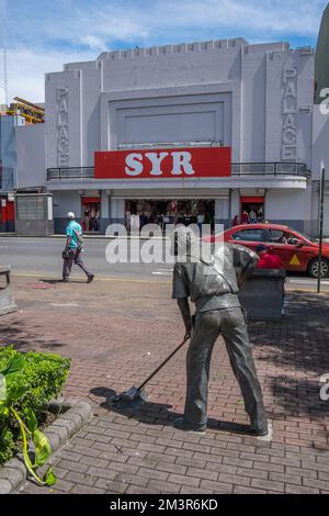 Vue arrière d'El Barrendero, une sculpture créée par Edgar Zúñiga, situé dans le Parque Central dans le centre urbain de San Jose, Costa Rica Banque D'Images