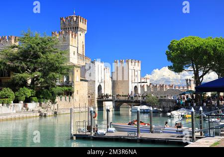 Sirmione, Italie - 10 septembre 2022 : visite de la ville de Sirmione sur le lac de Garde, un après-midi ensoleillé. Banque D'Images