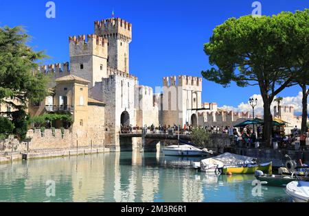 Sirmione, Italie - 10 septembre 2022 : visite de la ville de Sirmione sur le lac de Garde, un après-midi ensoleillé. Banque D'Images