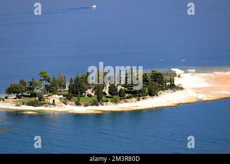 L'île Rabbit (Isola dei Conigli) - une petite perle du lac de Garde. Italie, Europe. Banque D'Images