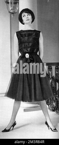 Une robe organza en soie noire de Dior. Le corsage est en ruban noir satiné qui est également utilisé pour le nouage de la ceinture dans une rosette mise en évidence par un clip en strass. Date: 1961 Banque D'Images